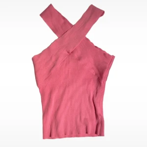 Rosa ribbad oneshoulder topp från Gina Tricot - Snygg rosa ribbad topp från Gina Tricot med en unik oneshoulder-design. Perfekt för att sticka ut med sin stilrena och moderna look. Passar bra till både jeans och kjol.