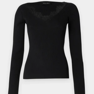 Intimissimi liknande topp - Snygg tröja som liknar intimissimi, den är aldrig använd men har tyvärr tagit bort prislappen. Går inte ner i pris. Nypris är 389!🤍