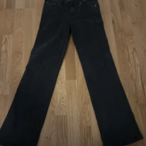 low waist jeans med knapp fickor - jeans med kannpar på fickorna, jag är 156 cm och dem är för långa för mig!