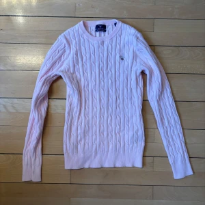 Rosa stickad tröja från Gant - Säljer en söt rosa stickad tröja från Gant med kabelstickat mönster🩷🩷 Storlek XS!! Skriv vid frågor eller fler bilder!!