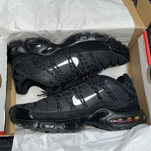 Svarta Nike Air Max sneakers - Snygga svarta Nike Air Max sneakers med en sportig design. Skorna har en synlig Air Max-dämpning i sulan och ett nätmaterial för bra ventilation. Perfekta för både träning och vardag. 