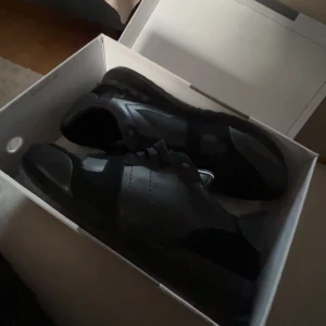 Valentino rockrunners  - Säljer ett par valentino rockrunners som jag köpte av trendsellers, dom resellar äkta skor. Storlek 42 men passar 43.  Säljer då jag har tröttnat lite och vill ha nya skor. Använda ett tag men har hålt dom i ett jätte bra skick så inga skador eller nått. 