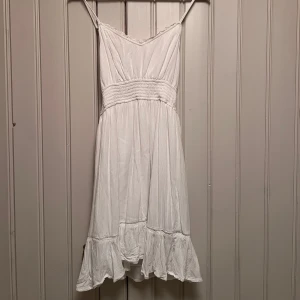 Hollister klänning - Superfin sommarklänning med spets detaljer och resår i midjan 🥰