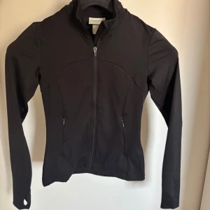 Svart träningszip - Säljer en stilren svart träningsjacka från Move. Jackan har en dragkedja framtill och långa ärmar. Perfekt för en aktiv livsstil. Säljs inte längre