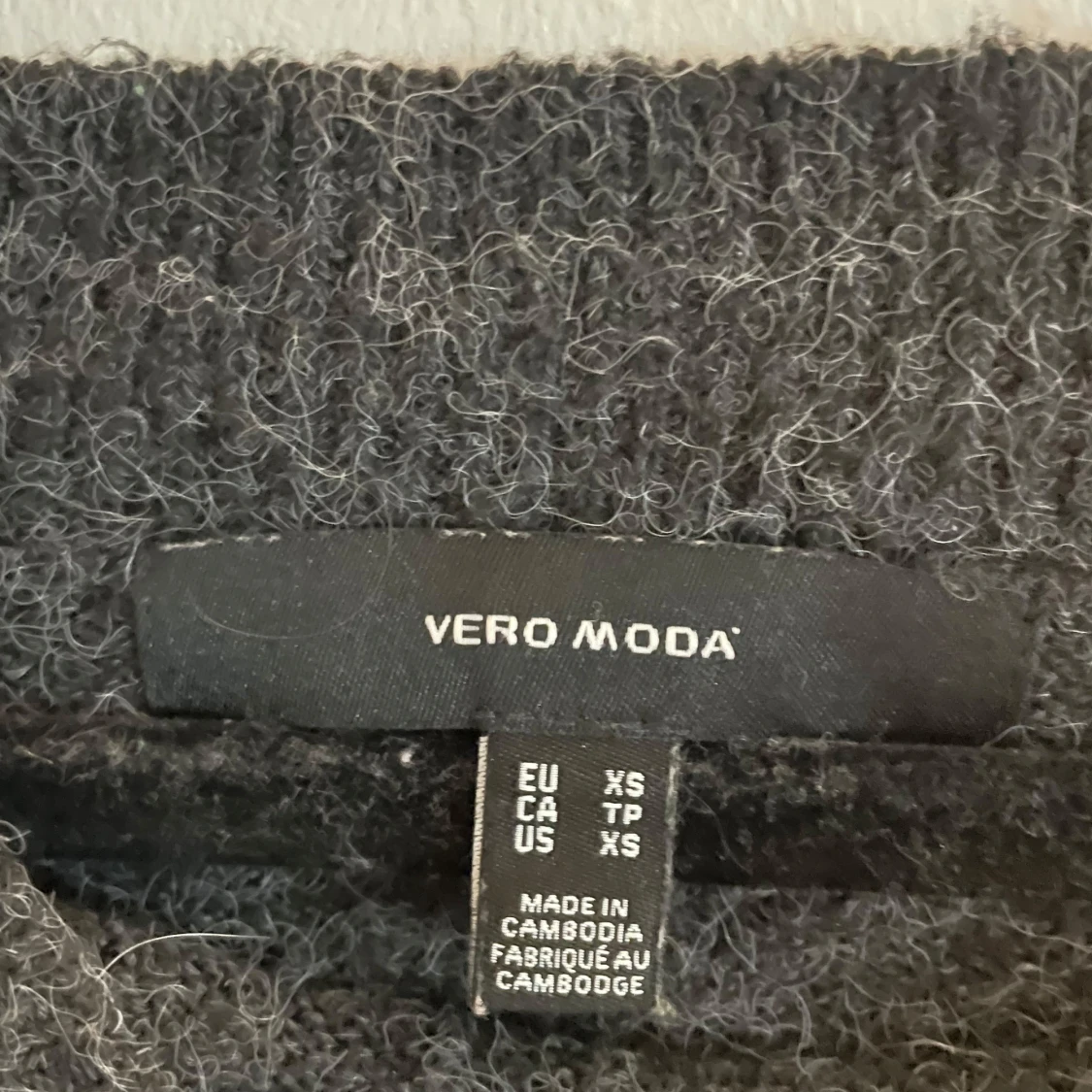 Mörkgrå stickad tröja från Vero Moda - 2