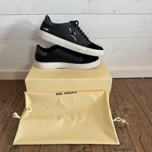 Axel Arigato Clean 90 B Bird Sneaker  - Storlek 43, mycket bra skick, använda 3-5 gånger kommer med låda och dustbag hör av dig om du har fler frågor, köparen står för frakten