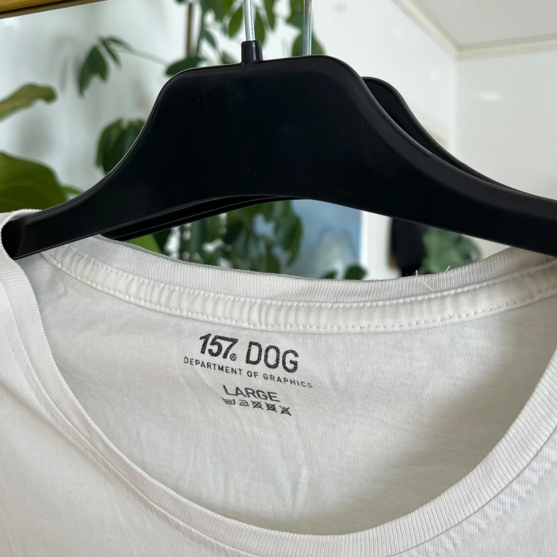 Vit t-shirt med tryck från 157 DOG - 1