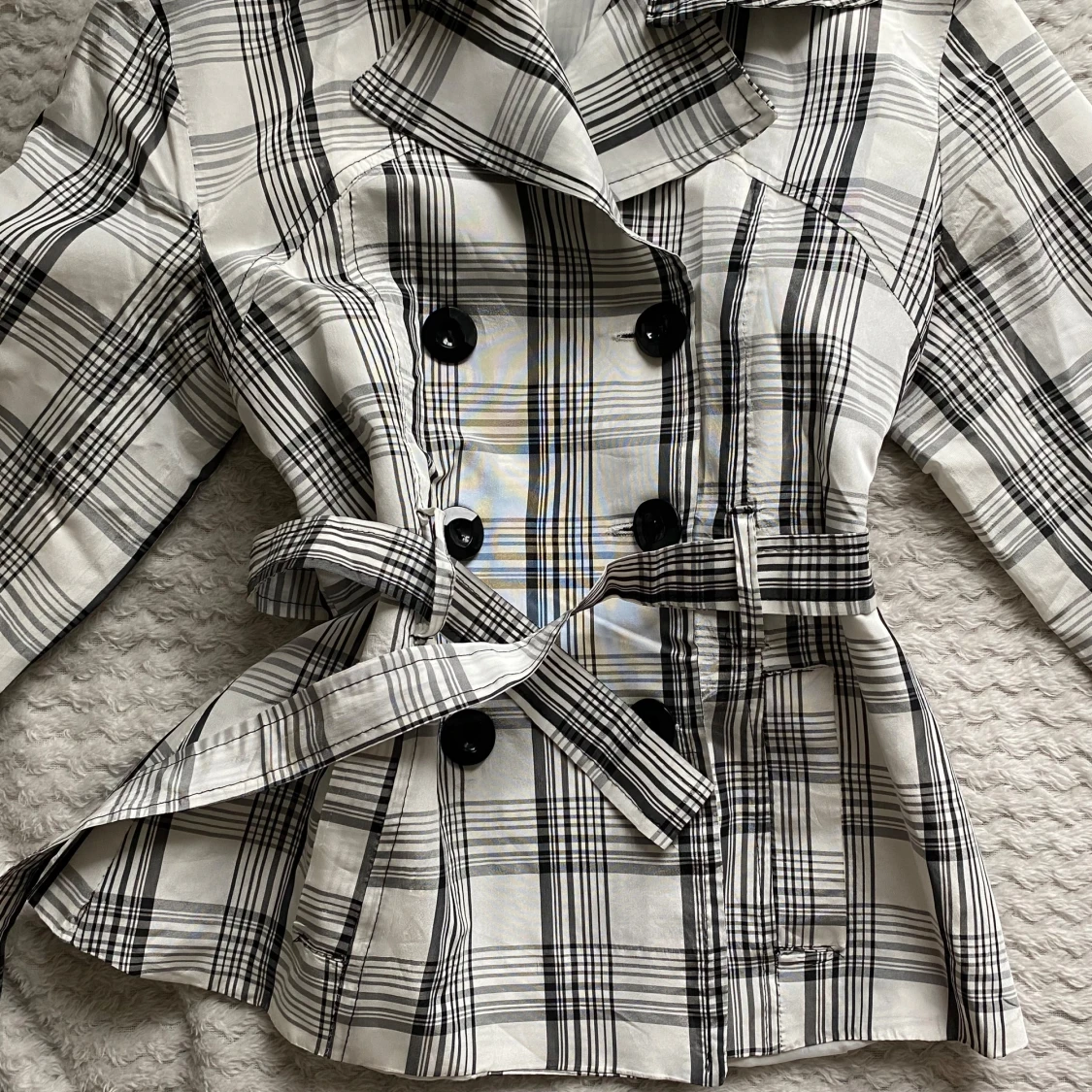 Rutig trenchcoat med bälte - 1