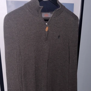 Brun stickad tröja från Morris - Säljer en stilren brun stickad tröja från Morris med dragkedja och broderad logga på bröstet. Väldigt fint skick! Storlek M men sitter som S. Pris går att diskuteras vid snabb affär!