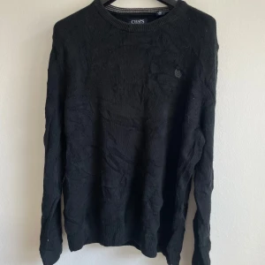 Svart tröja från Chaps - Säljer en stilren svart tröja från Chaps. Tröjan är långärmad och har en klassisk rund halsringning. Perfekt för en avslappnad och bekväm stil. 🖤