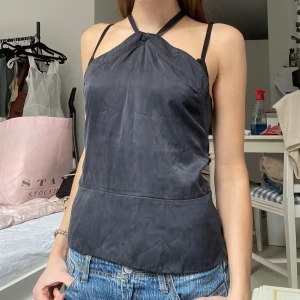 Cool topp - Säljer min absoluta favorit topp från Hunkydory🌸Det är en halternecktopp i 100% silke som har en dragkedja längst hela ryggen💕Använt den mycket men är i superbra skick!😍