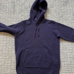 Kashmir hoodie från Polo Ralph Lauren - Säljer en snygg mörkblå hoodie från Polo Ralph Lauren. Den är tillverkad i en mjuk ullblandning och har en klassisk känguruficka framtill. Perfekt för kyliga dagar med sin mysiga huva och ribbade muddar. Storleken är xs men passar s/m