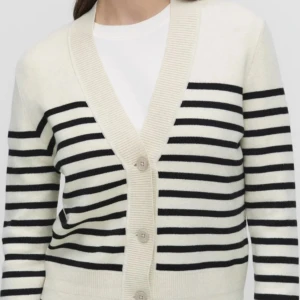 InWear kofta - Säljer denna InWear kofta då det var ett panik köp. Passar inte min stil så väljer att sälja vidare till någon som kommer få mer användning av den☺️köpte för 1.300kr och säljer för 1000kr. 