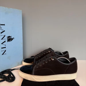 Lanvins  - Säljer ett par snygga lanvins i brun färg. Storlek UK9 (EU43), cond 9/10 sulan har gulnat lite vid förvaring samt två rivmärken på lädret längst bak , men annars nästintill perfekt skick! Kommer med OG box, dustbags och extra snören!