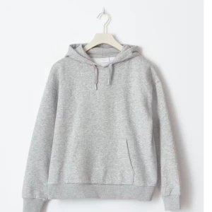 Grå hoodie 💞 - Jätte mjuk och skön hoodie från ginatricot Young 146/152, köpt för 200kr 🫶🏻