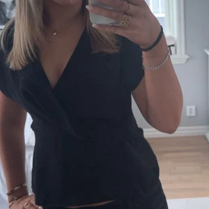 Svart topp Zara  - Snygg svart omlottopp från Zara! 🥰Använd fåtals gånger! Som ny💞