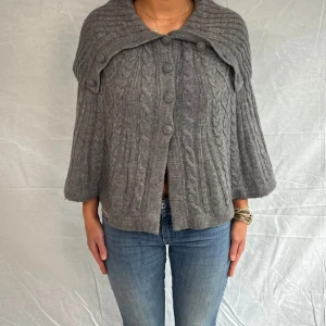 Poncho  - Sååå fin grå poncho, väldigt bra skick och stolek S. Passar till allt verkligen 😍