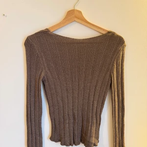 Stickad glittrig topp💕  - Stickad glittrig topp med djup rygg från NaKd. Aldrig använd.  