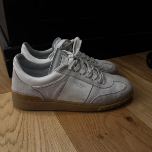 Valentino upvillage - Tja säljer mina valentino upvillage då de börjar bli för små för mig!. Tvättas vid köp. Skriv för mer info!