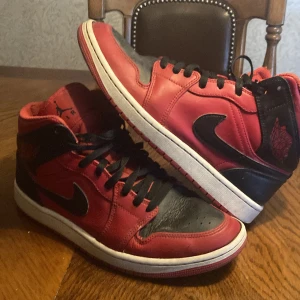 Jordan 1 mid ’Reverse Bred’ - (dom är använda man dom kan ge mer till någon annan)Ett par skor som man kan ha på sommaren,vinter,vår och höst. Dom är sköna som sig jag skulle säga att dom är bäst på vintern och våren och hösten dom är varma men om det är kanske - 10 så är det lite kallt 