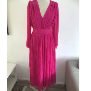 klänning - Elegant rosa långklänning med djup v-ringning och långa ärmar. Använd 1 gång, storlek S och pris kan diskuteras. från zara #klänning #rosa