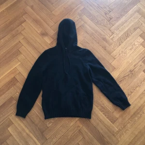 Stickad hoodie - Säljer denna stickade hoodie från dressman storlek M men sitter mycket mer som s/xs. Hör av dig vid frågor!