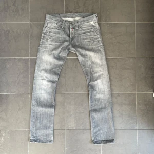Replay jeans  - Sjukt snygga Replay jeans | skick 9/10 | storlek 32/34 | pris: 420kr | ny pris: 1800kr | mått, längd:108cm, öppning:19cm, midja: 44cm| hör av er vid några funderingar// Torslanda closet🌼