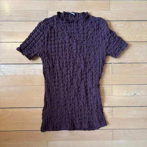 Vinröd topp - Säljer denna snygga vinröda topp från Zara i storlek S🩷🩷Skriv vid frågor eller fler bilder!!