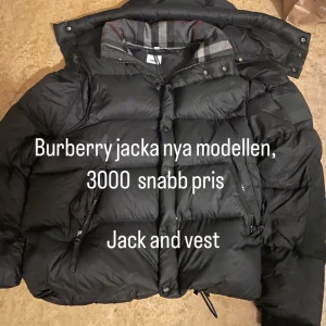 Svart pufferjacka från Burberry - Säljer en svart pufferjacka från Burberrys nya modell. Jackan har en quiltad design med dragkedja och knappar. Perfekt för kyliga dagar. Går att att göra till väst, använd ca 2 veckor. Prislappen medgår. Kan fraktas eller mötas.