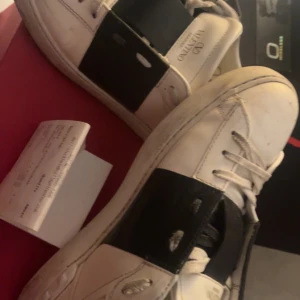 Valentino Garavani sneakers - Snygga valentino skor storlek 41 riktiga har kvitto med på bilden och kan skicka en bättre bild på kvittot skick 8/10