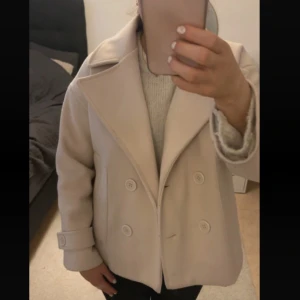 Design by si kappa - Jätte fin design by si kappa i beige, har inga defekter och säljer den för den inte kommer till någon användning. Den är i storlek Xs/s! 🥰
