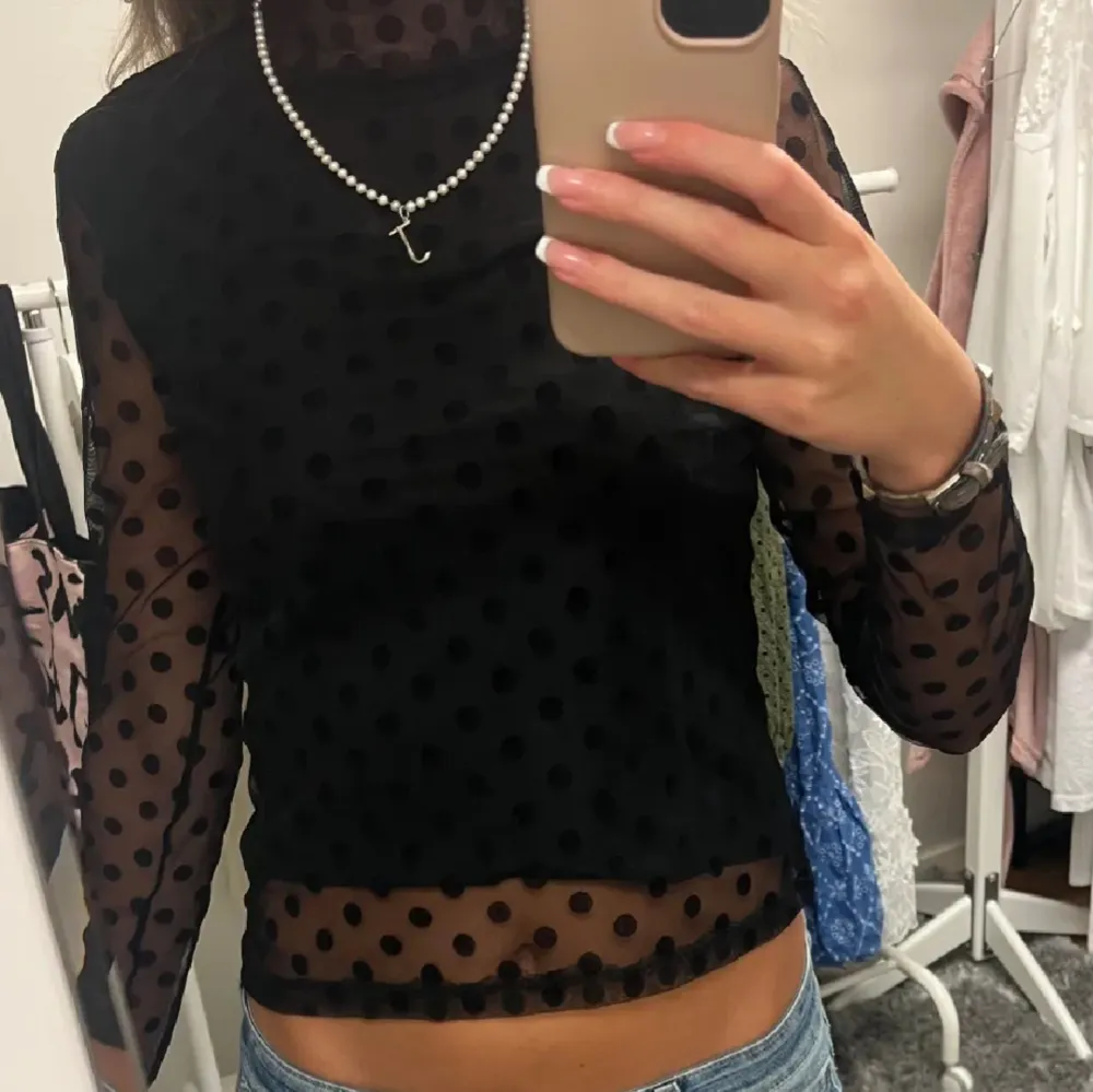 Jättesöt prickig blus! Perfekt till våren och sommaren🥰. Puserot.