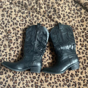 Svarta cowboy boots med broderad design - Snygga svarta cowboy boots i skinn 