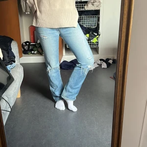 Levis Jeans - Håliga Levis jeans, skkkiiiiitsnygga men vill ha de lite mindre på mig, skulle säga att de är 36. Måtten som står syns inte då de är köpta second hand. De har verkligen den perfekta färgen! Modell 501 