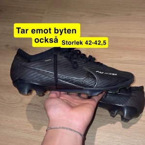Nike mercurial vapor 15 - Hej, säljer mina Nike skor då dem blivit för små. Det finns defekter på dem men man märker verkligen inte va något när man använder dem. Skick 8/10 påse följer med . Pris kan diskuteras skicka gärna frågor. Byte fungerar också bra det är bara att skriva 