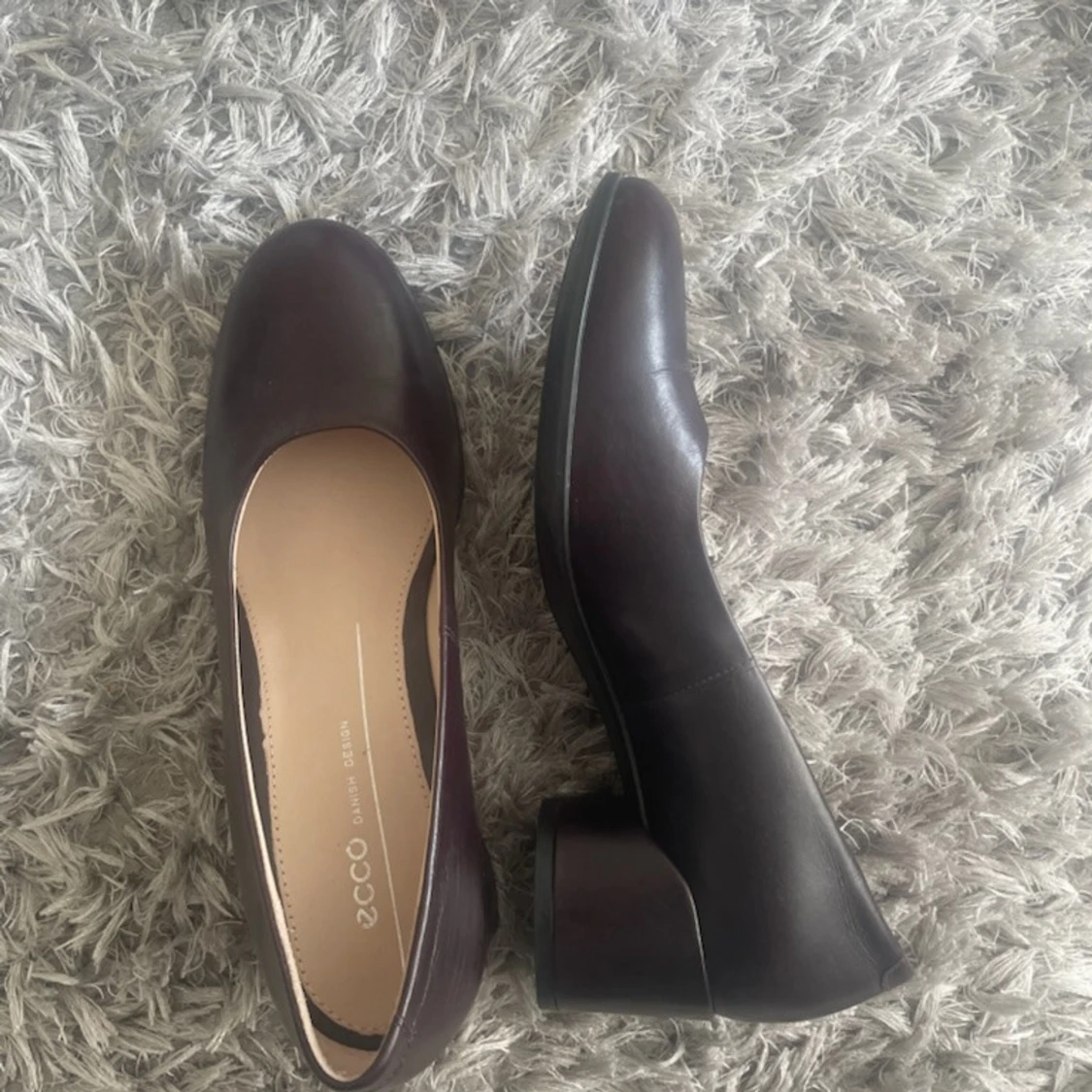 Bruna pumps från Ecco