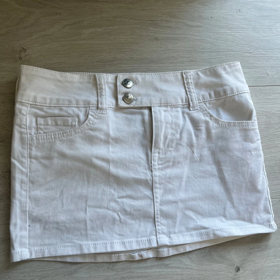 Vit lågmidjad jeanskjol