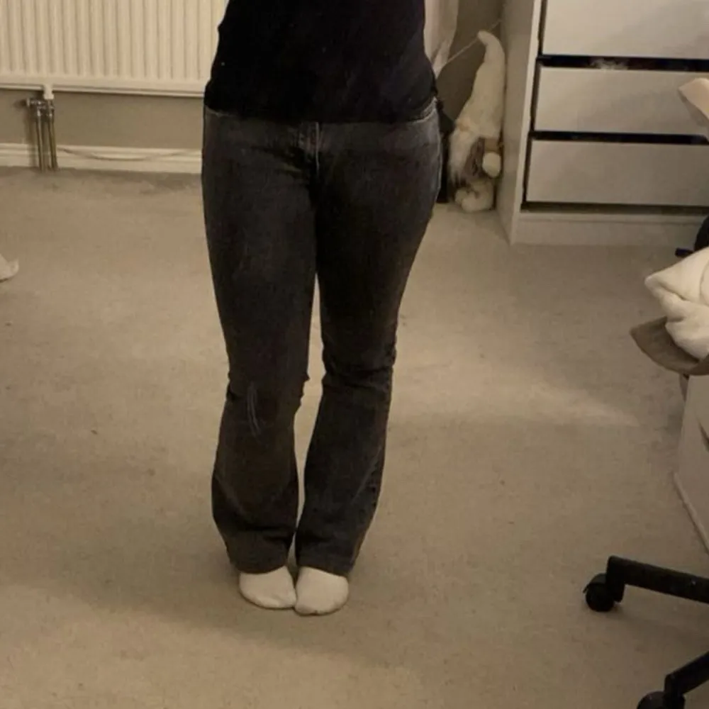 Snygga grå bootcut jeans med en klassisk look. Perfekta för en avslappnad stil. De har en normal passform och är tillverkade i ett bekvämt material. De passar mig i längden som är 155. Farkut & Housut.
