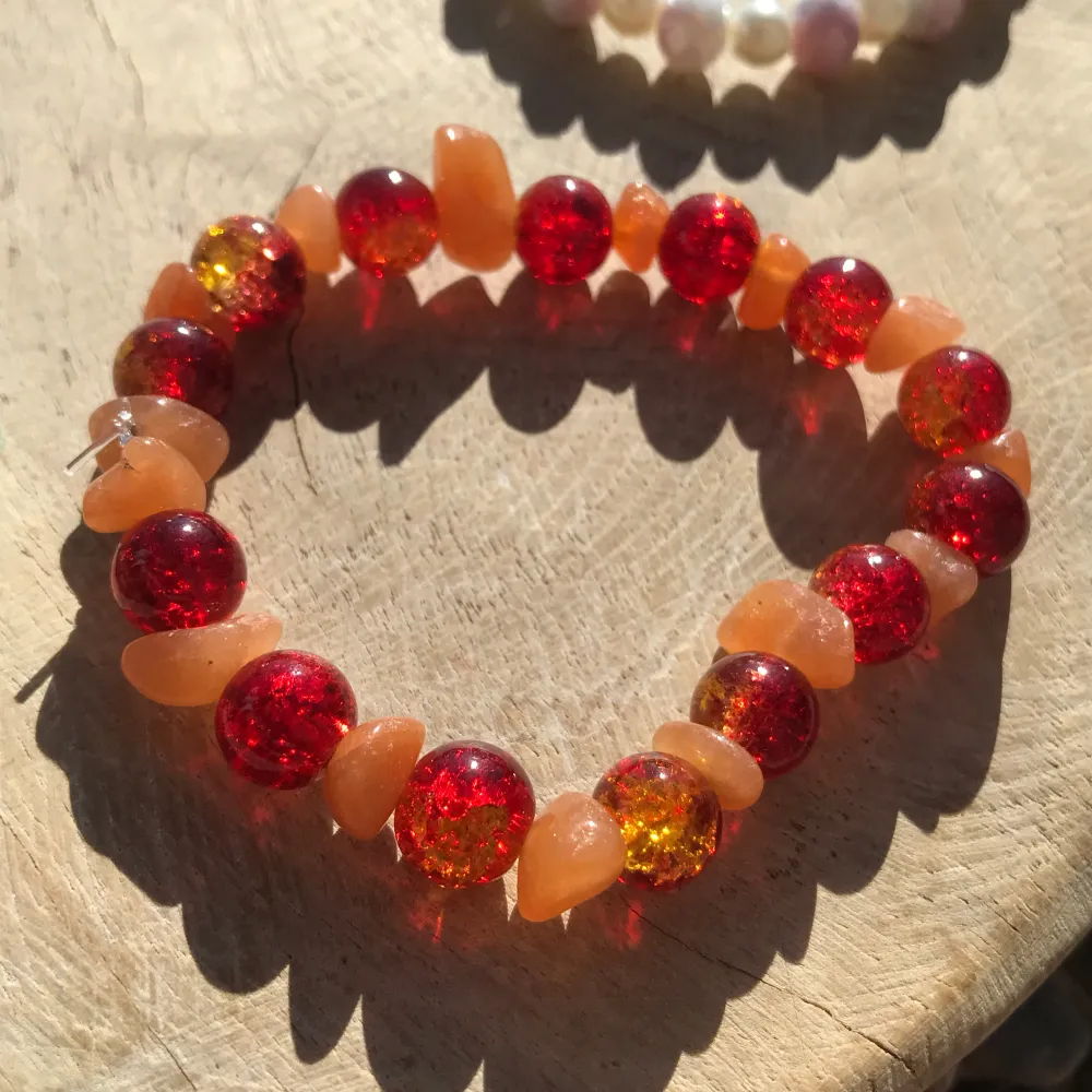 Vackert armband av kristaller och glaspärlor ❤️💎🧡. Asusteet.