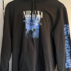 nirvana hoodie - svart hoodie med nirvana tryck i blått. använd endast en gång så mycket bra skick! mysig och skön. längd från axeln - 69 cm, bredd - 48 cm