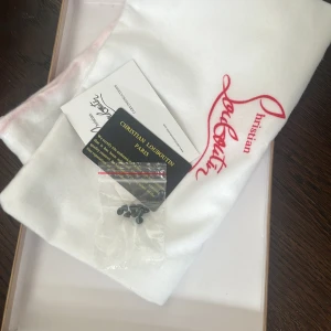 Christian Louboutin  - Knappt använda Christian Louboutin, i svart färg extra spikar och dustbag ingår. Hör av er för mer info, pris kan diskuteras!