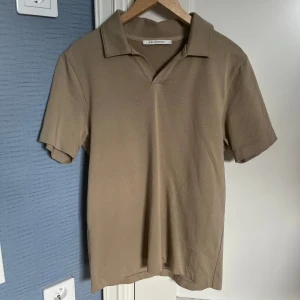 Pike från a days march  - Skit snygg piké från a days merch, som är använd i sparsamt skick och har mycket kvar att ge och är perfekt till våren/ sommaren. Kom pm för mer frågor🤠🤠