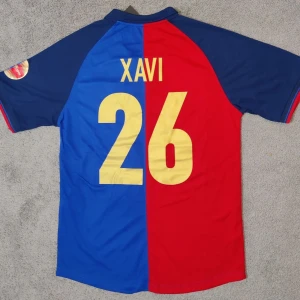Xavi Retro Barca fotbolls tröja  - Riktigt skön och snygg Barca tröja från 1999 som garanterat kommer ge dig benätz (eller grabbar om du gillar det) 10/10 skick använts 1-4 gånger och pris kan diskuteras 