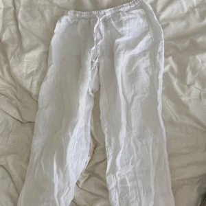 Vita linnebyxor från Chelsea Girls - Säljer ett par lågmidjade ”straight”  linnebyxor från Chelsea Girls. Köpte för ett år sen men endast använt två gånger. Nypris 500kr. Perfekta för sommaren