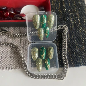 Press On Nails  - Emeralder, Storlek L. Det du får med dig : * Fil och manikyr pinne * nagellim klistermärke * 2 lappar av rengöring för naglar.