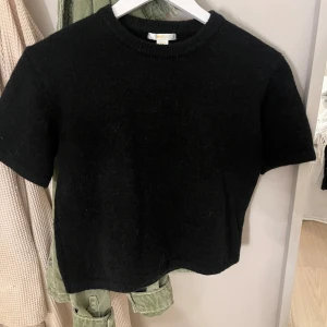 Svart stickad tröja från Gina Tricot - Jätte fin tröja jag aldrig andvänt då den var för liten för mig, endast tvättat den en gång💗