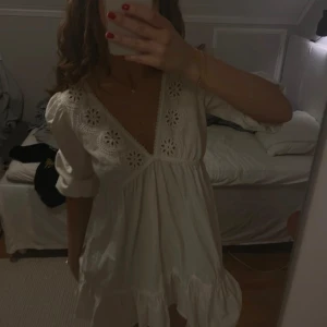 Vit klänning från Miss Selfridge - Säljer denna fina vita klänning perfekt till student, väldigt bra skick och mycket fina detaljer! Köpt här men passade tyvärr inte och därav säljer jag vidare (Bilderna är lånade från henne jag köpte av)