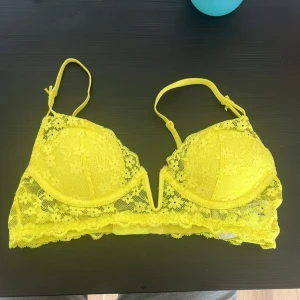 Gul spets-bh från H&M - Säljer en snygg gul spets-bh från H&M. Den har justerbara axelband och en vacker blommig spetsdesign. Perfekt för att lägga till lite färg i garderoben. 💛