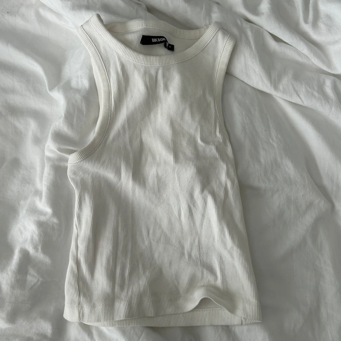 Vit ribbad linnetopp från Bik Bok