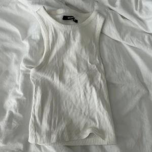 Vit ribbad linnetopp från Bik Bok - Säljer en vit ribbad linnetopp från Bik Bok. Superskön och passar till dom flesta tillfällena😍